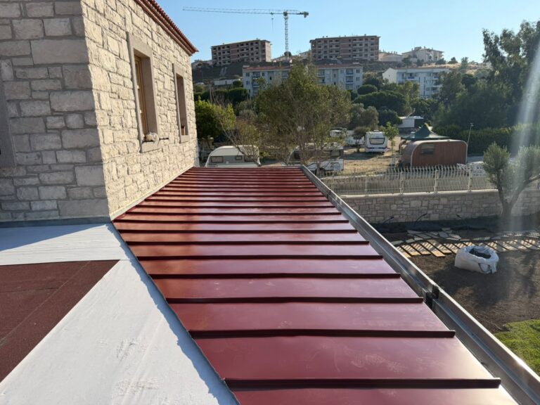 İzmir Foça 120 m² Alüminyum Kenet Çatı & 35 Metre Titanyumlu Çinko Uygulaması
